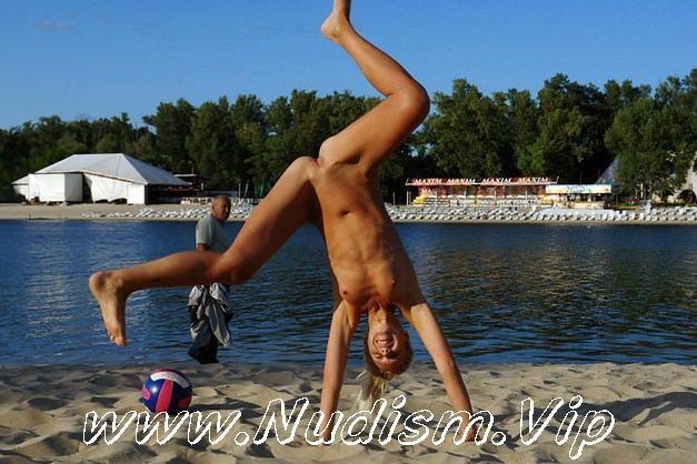 [Image: 1450105006_report-from-the-nudists-an-in...beach.jpeg]