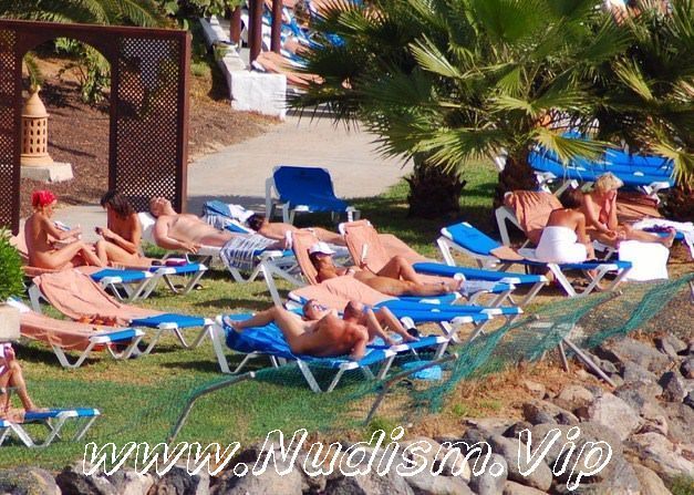 [Image: 1450105185_feature-length-documentary-vi...nudism.jpg]