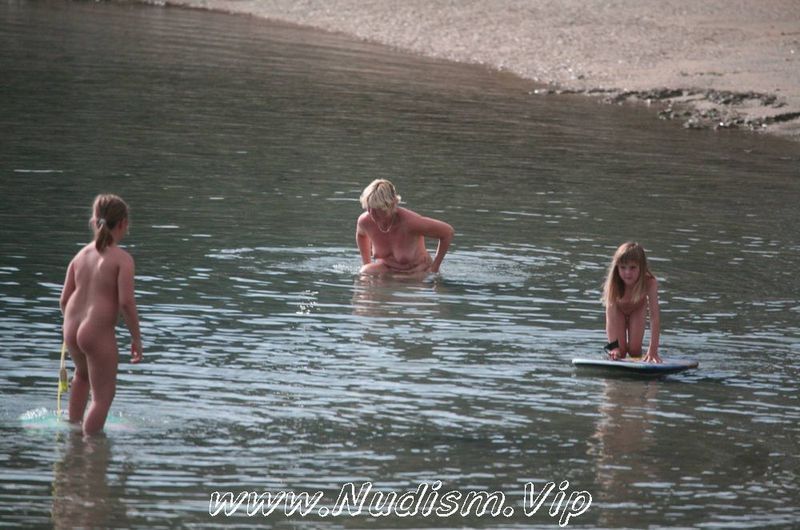 [Image: Bares-FKK-Family-Beach-Pure-Nudism-Gallery-1.jpg]