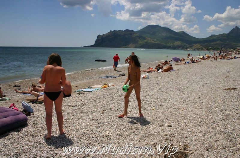 [Image: Crimea-Nude-Snake-Show-Pure-Nudism-Pics-3.jpg]