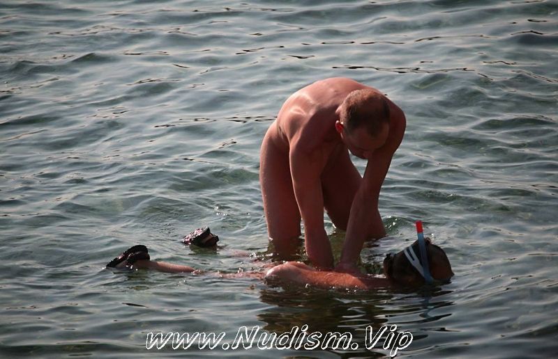 [Image: Pure-Nudism-Gallery-Father-Floats-His-Daughter-3.jpg]