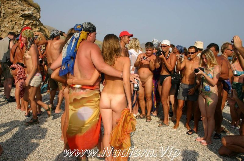 [Image: Pure-Nudism-Gallery-Three-Bodypaint-Starlets-1.jpg]