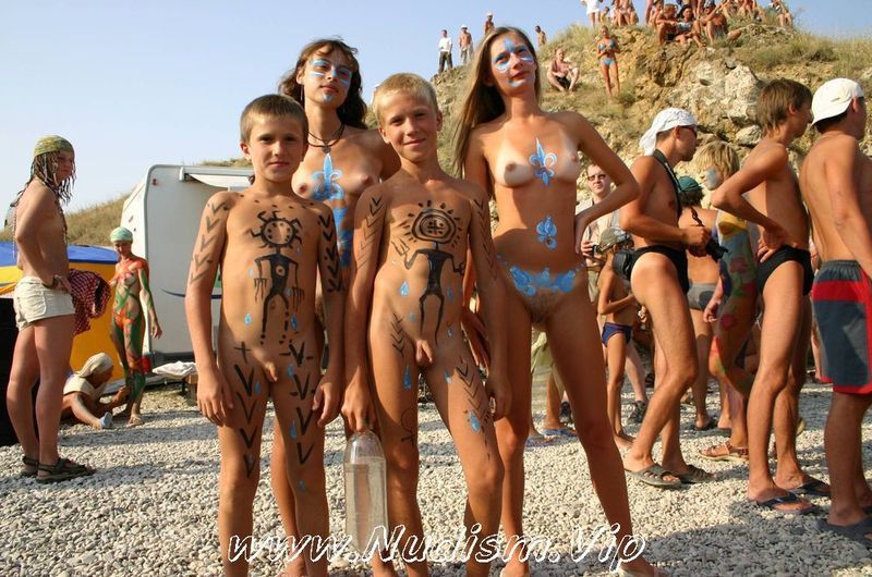 [Image: Pure-Nudism-Images-Three-Bodypaint-Starlets-2.jpg]