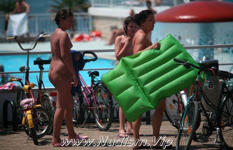 [Image: Pure-Nudism-Photos-Outdoor-Pool-Sideliners-1.jpg]