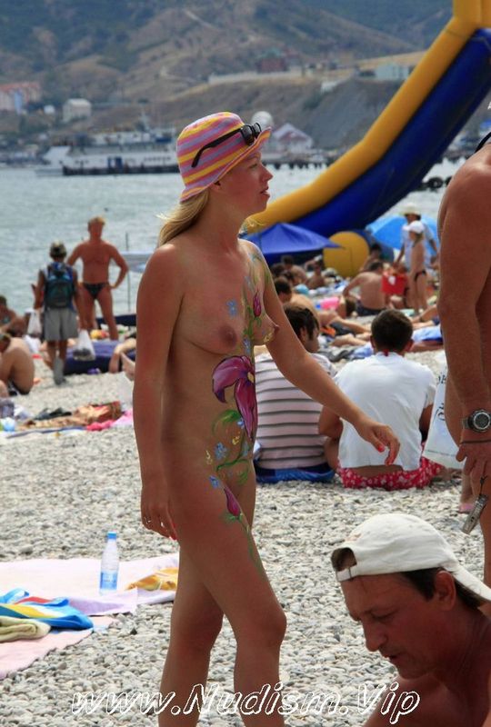 [Image: Pure-Nudism-Pics-Festival-Assorted-Visitors-2.jpg]
