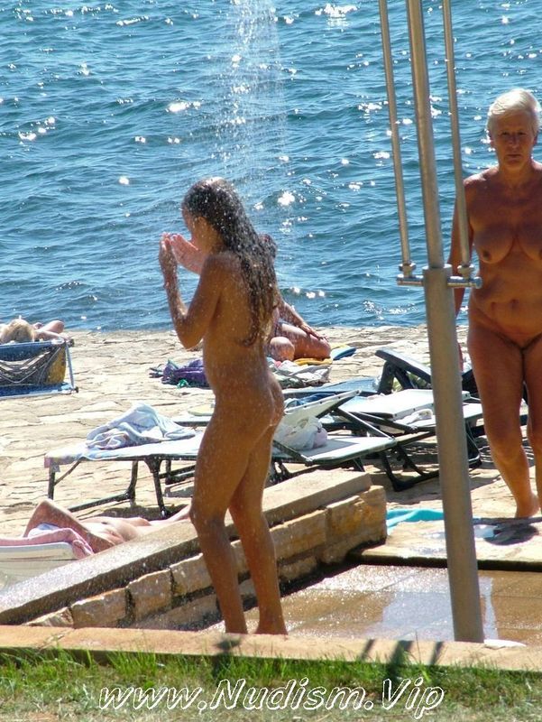 [Image: Pure-Nudism-Pics-Naturist-Island-Showerline-1.jpg]