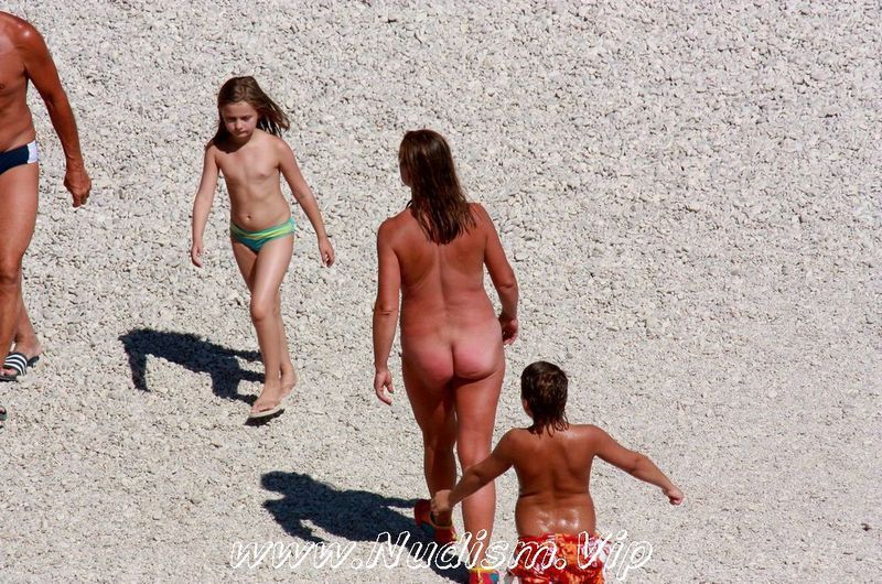 [Image: Purenudism-Not-All-Families-Go-Nude-2.jpg]