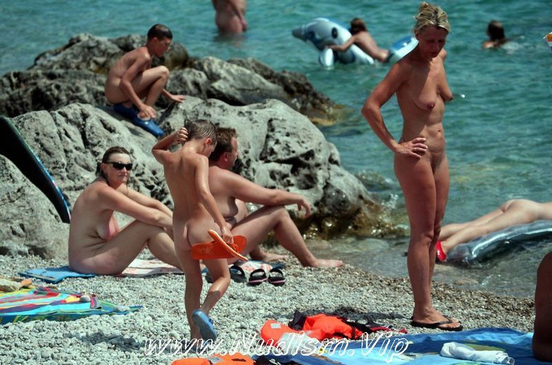[Image: Rock-Side-Family-Camping-Pure-Nudism-3.jpg]